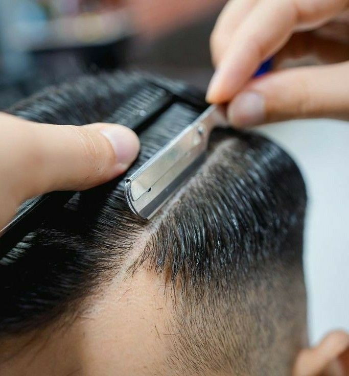 Acabamento na navalha na linha do cabelo