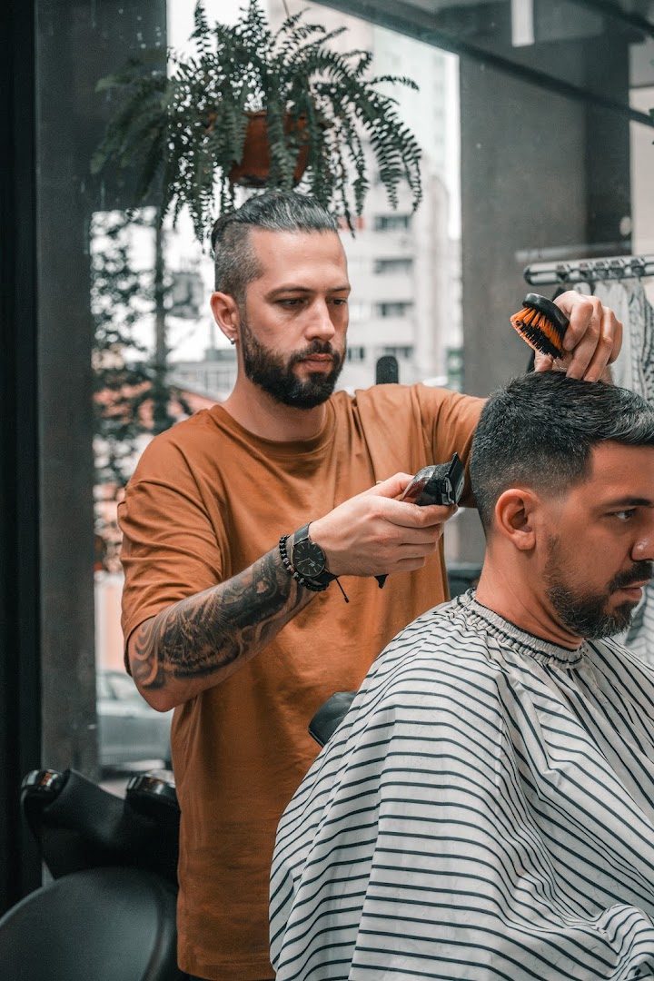 Atendimento em andamento na Barbearia Central Cwb