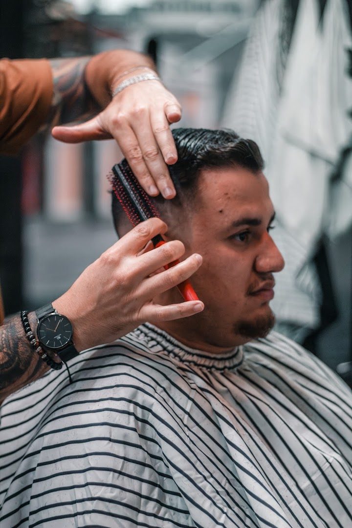 Corte em andamento, mãos no trabalho
