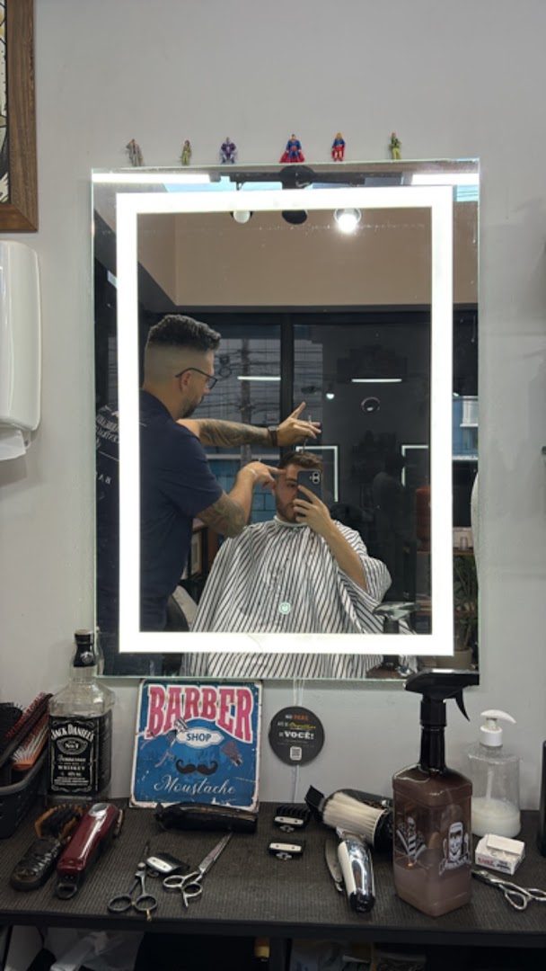 Estação de espelho da Barbearia Central Cwb