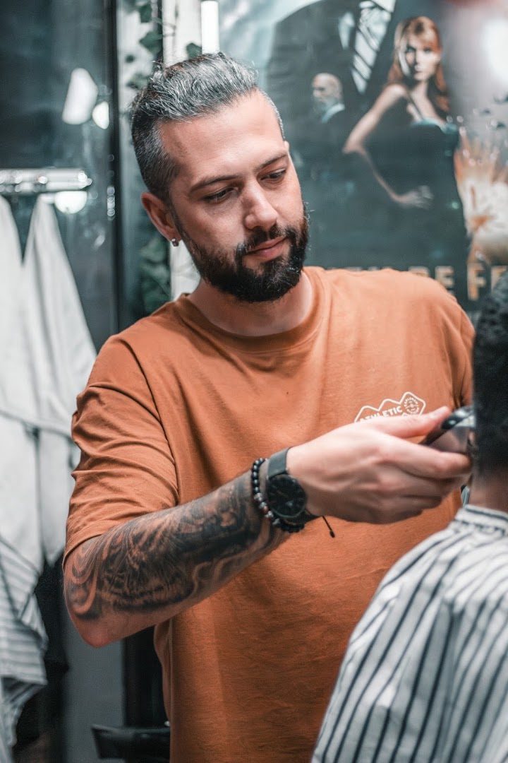 Barbeiro da Barbearia Central Cwb em atendimento